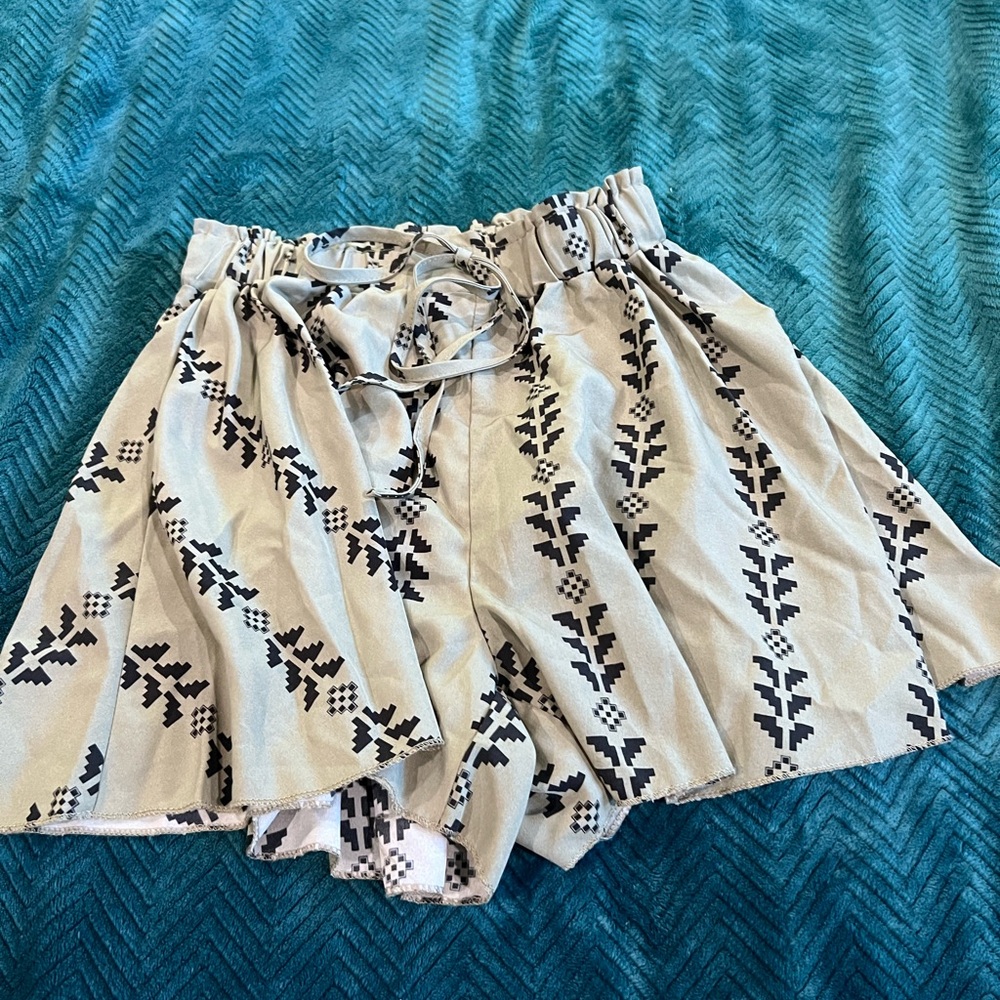 Shein Boho Black and Green Patterned Flounce Shorts Classic Dainty - Picture 2 of 7